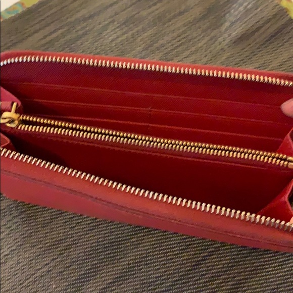 Red Prada Wallet - Picture 7 of 7